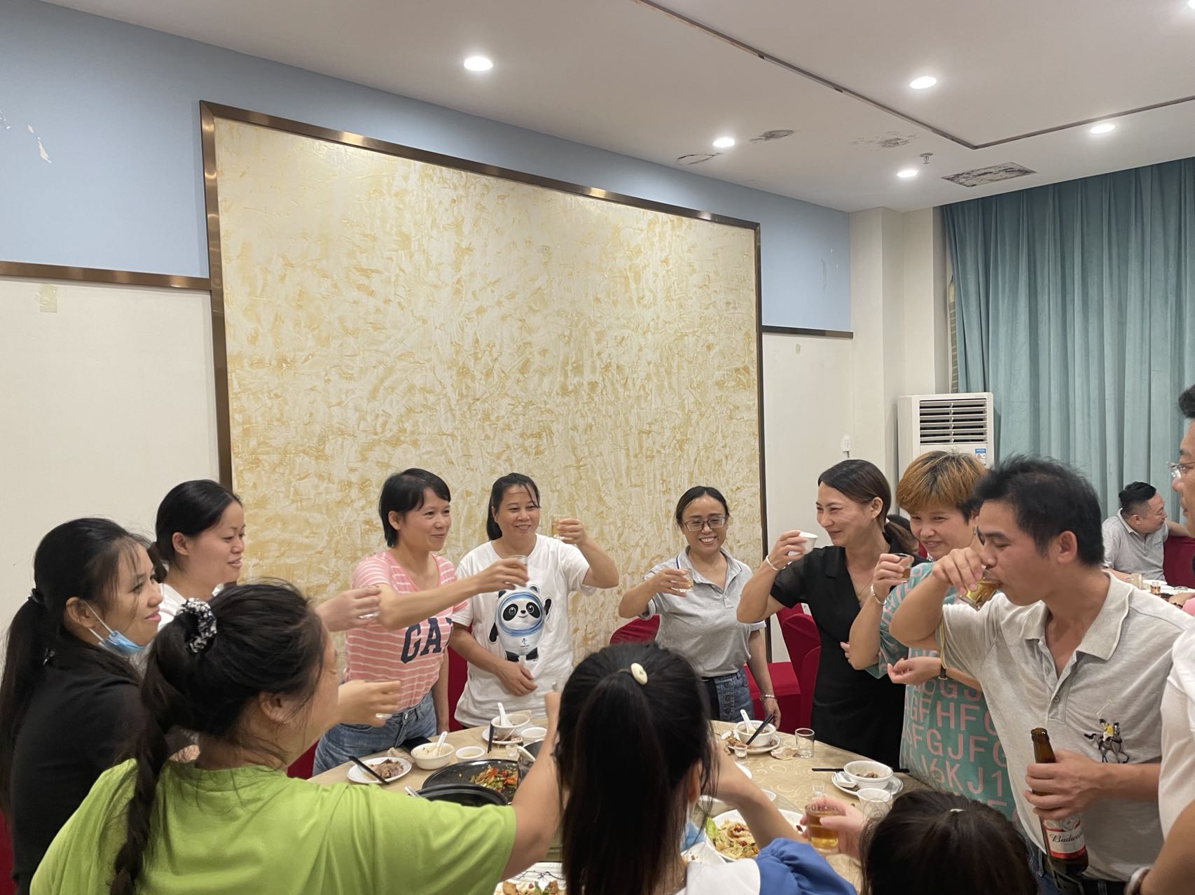 生產(chǎn)部的姐姐們.jpg